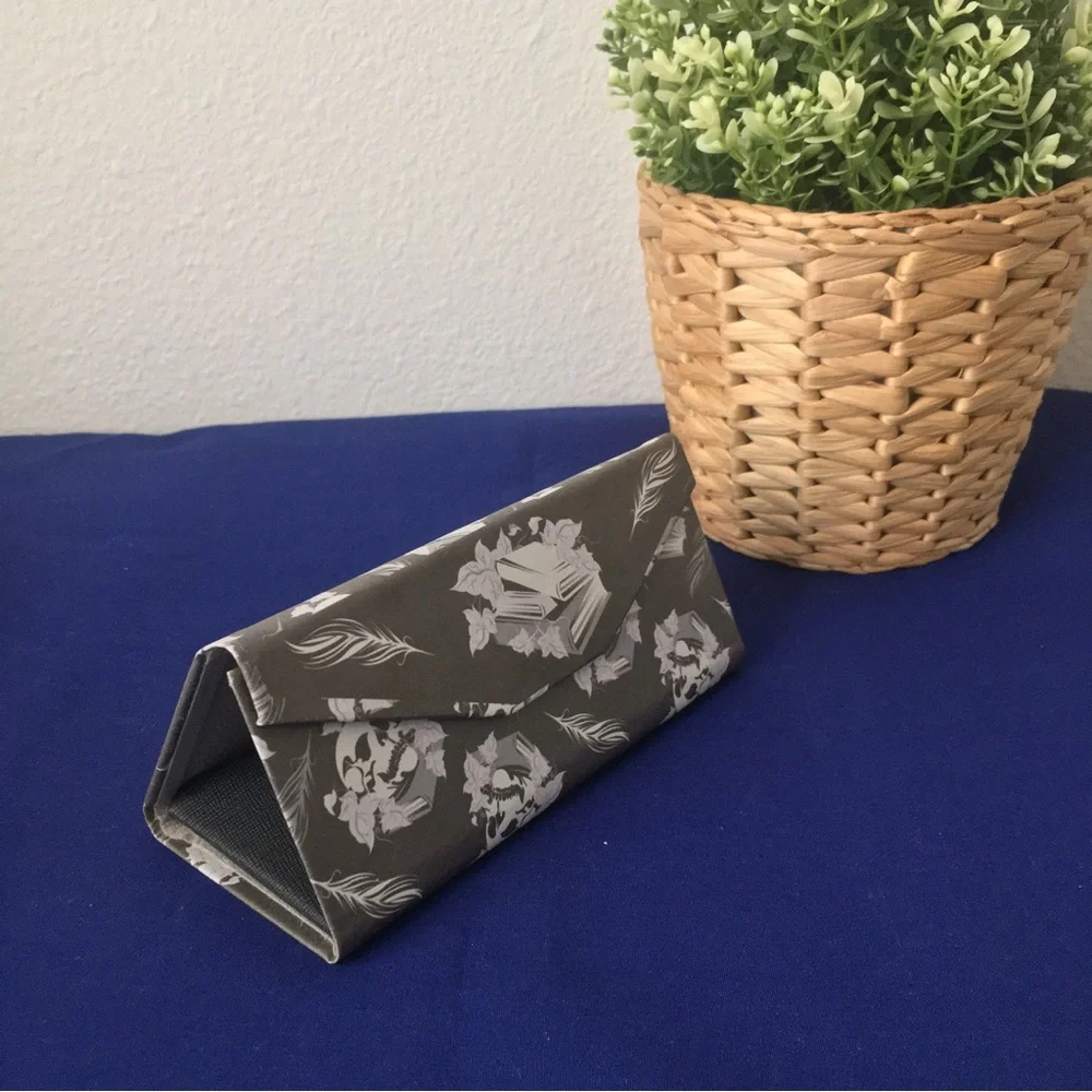 Collapsible Skull & Books Eyeglass Case